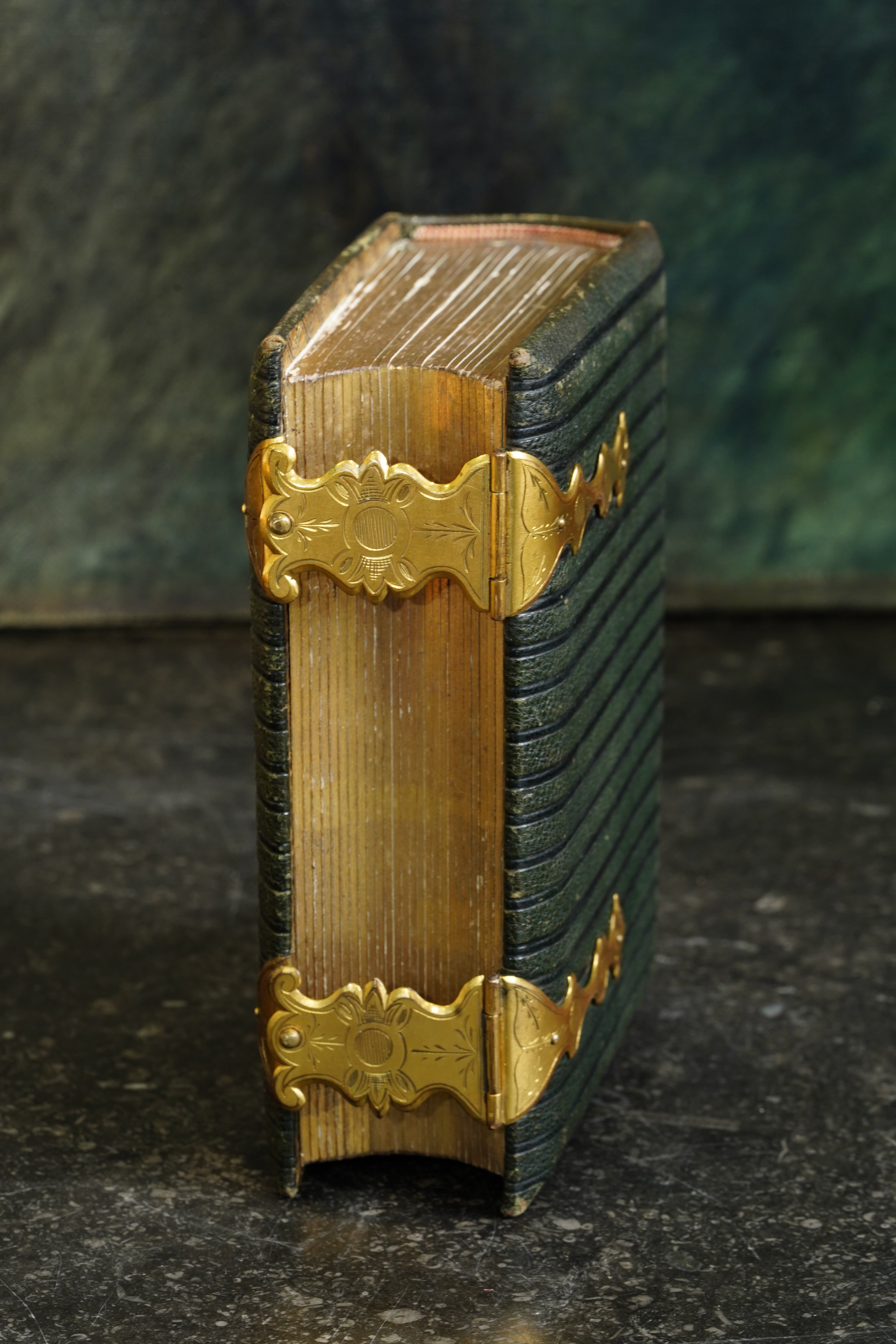 アンティーク絵葉書のアルバム　CARTES POSTALES クロコダイル Antique Victorian Photograph Album, Green Morocco and Gilt Brass