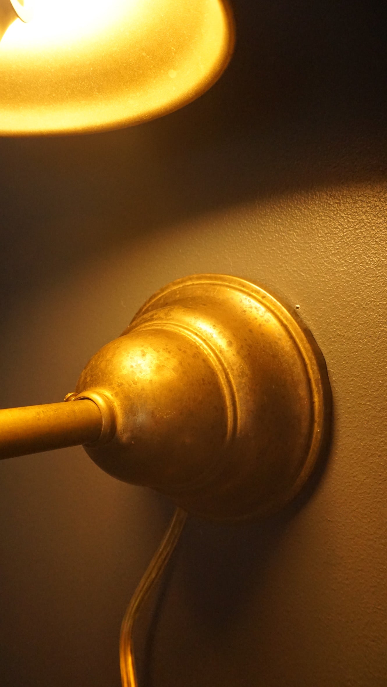 Early 20th-Century Solid Brass Wall Sconce with Bell Shade and Pull-Chain Switch