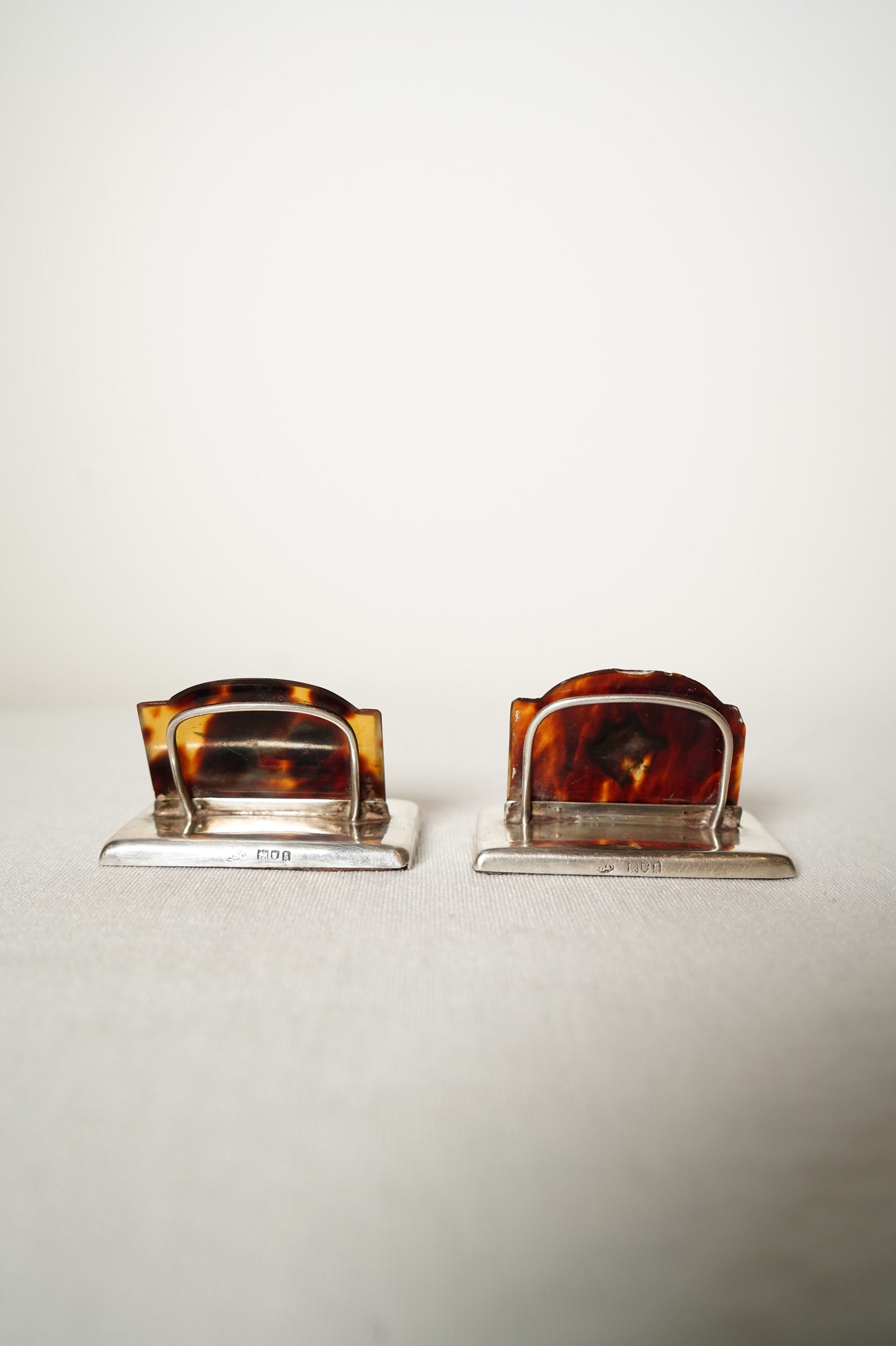 Edwardian Sterling Silver and Tortoiseshell Card or Menu Holders Pair with Boar’s Head and Sporting Dog, Birmingham c.1900