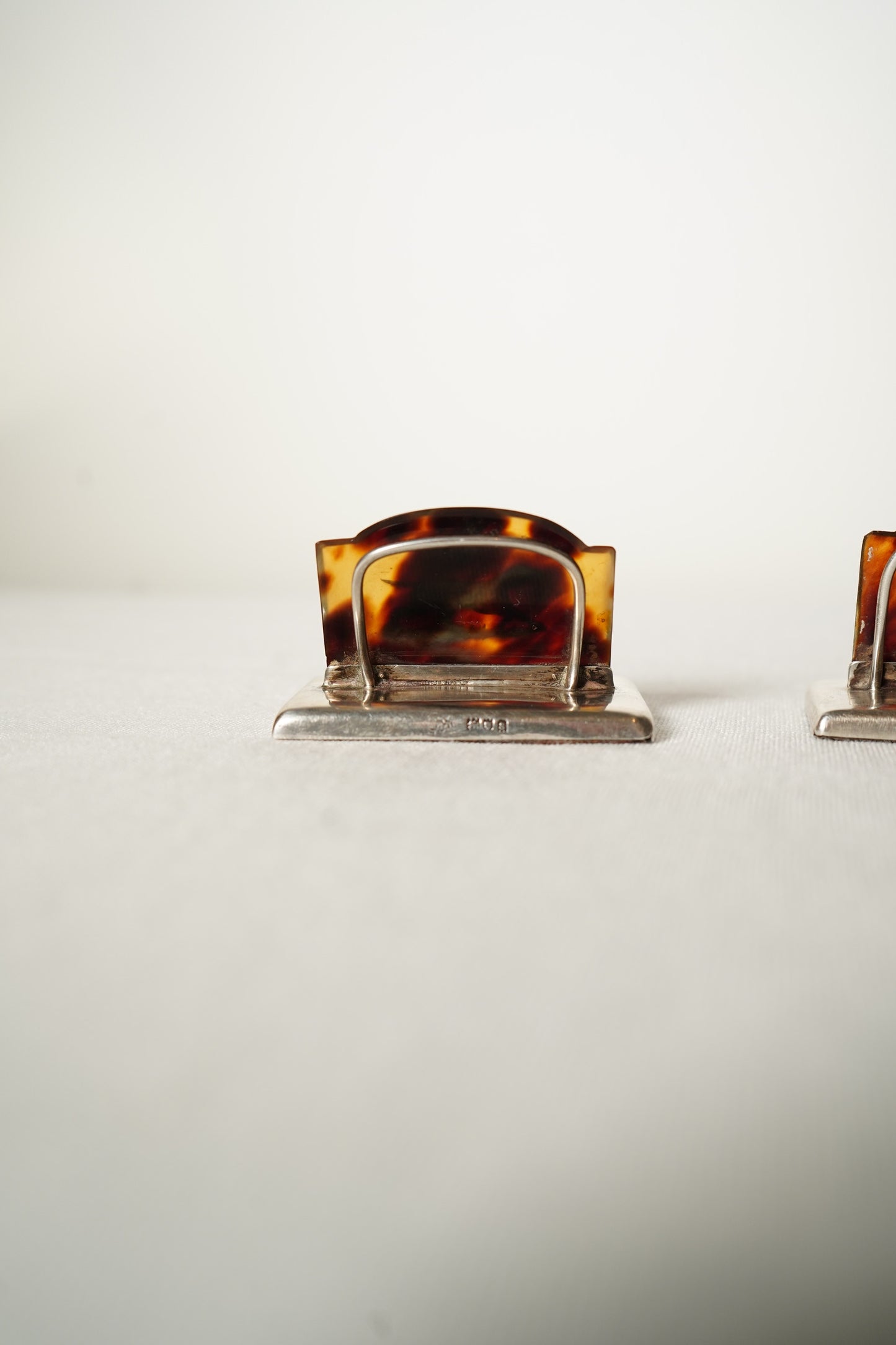 Edwardian Sterling Silver and Tortoiseshell Card or Menu Holders Pair with Boar’s Head and Sporting Dog, Birmingham c.1900